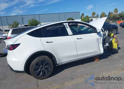 2024 Tesla Model Y z USA, uszkodzony, nr VIN 7SAYGDED6RF107721